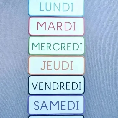 Pancartes des jours de la semaine en majuscule